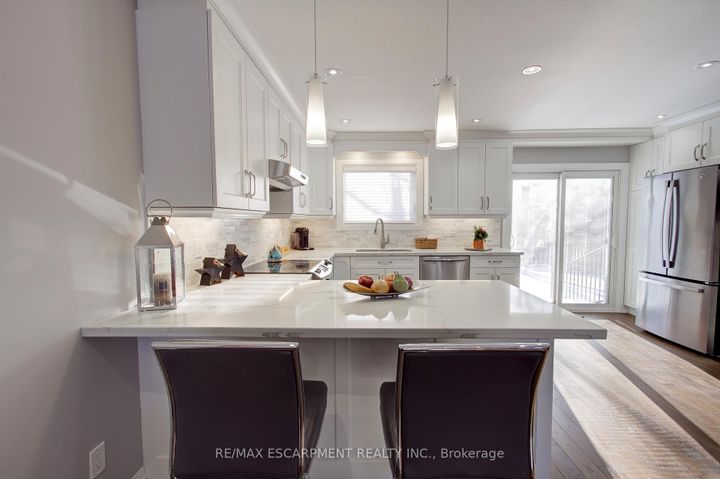 Photo 10 at 214 Ross Lane, RO River Oaks, Oakville