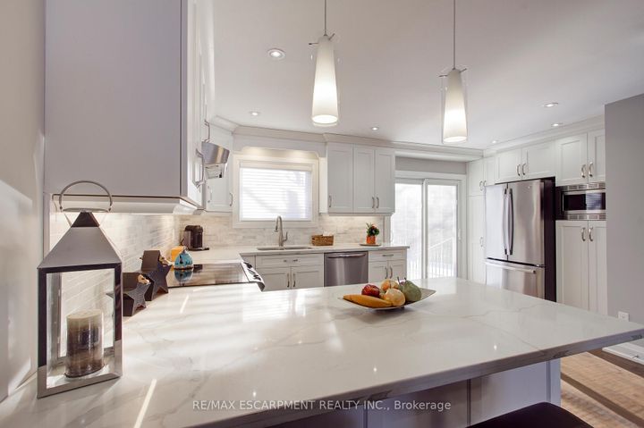 Photo 11 at 214 Ross Lane, RO River Oaks, Oakville