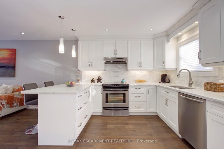 Photo 12 at 214 Ross Lane, RO River Oaks, Oakville