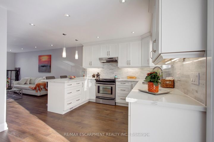 Photo 13 at 214 Ross Lane, RO River Oaks, Oakville