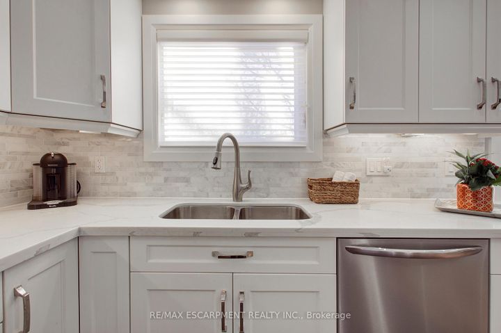 Photo 14 at 214 Ross Lane, RO River Oaks, Oakville