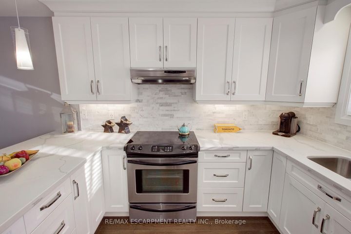 Photo 16 at 214 Ross Lane, RO River Oaks, Oakville