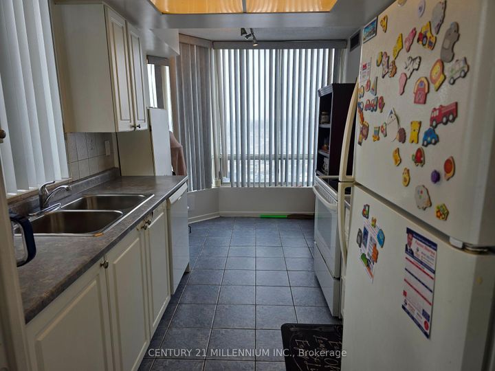 Photo 5 at 1605 - 26 Hanover Road, Queen Street Corridor, Brampton