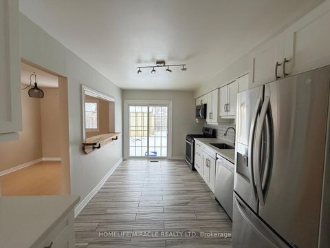 Photo 2 at 1391 Fenelon Crescent, Lakeview, Oshawa