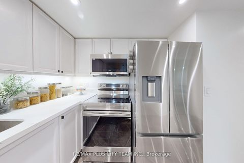 Photo 8 at 2515 - 8 Park Road, Moore Park, Toronto