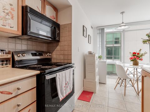 Photo 4 at 512 - 3830 Bathurst Street, Clanton Park, Toronto