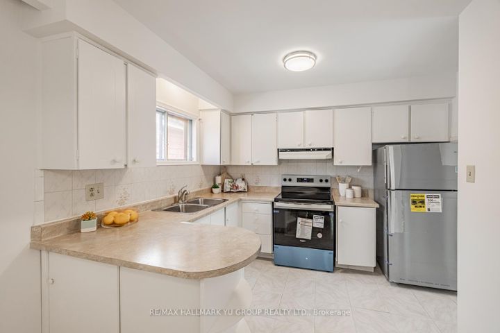 Photo 9 at 7137 Madiera Road, Malton, Mississauga