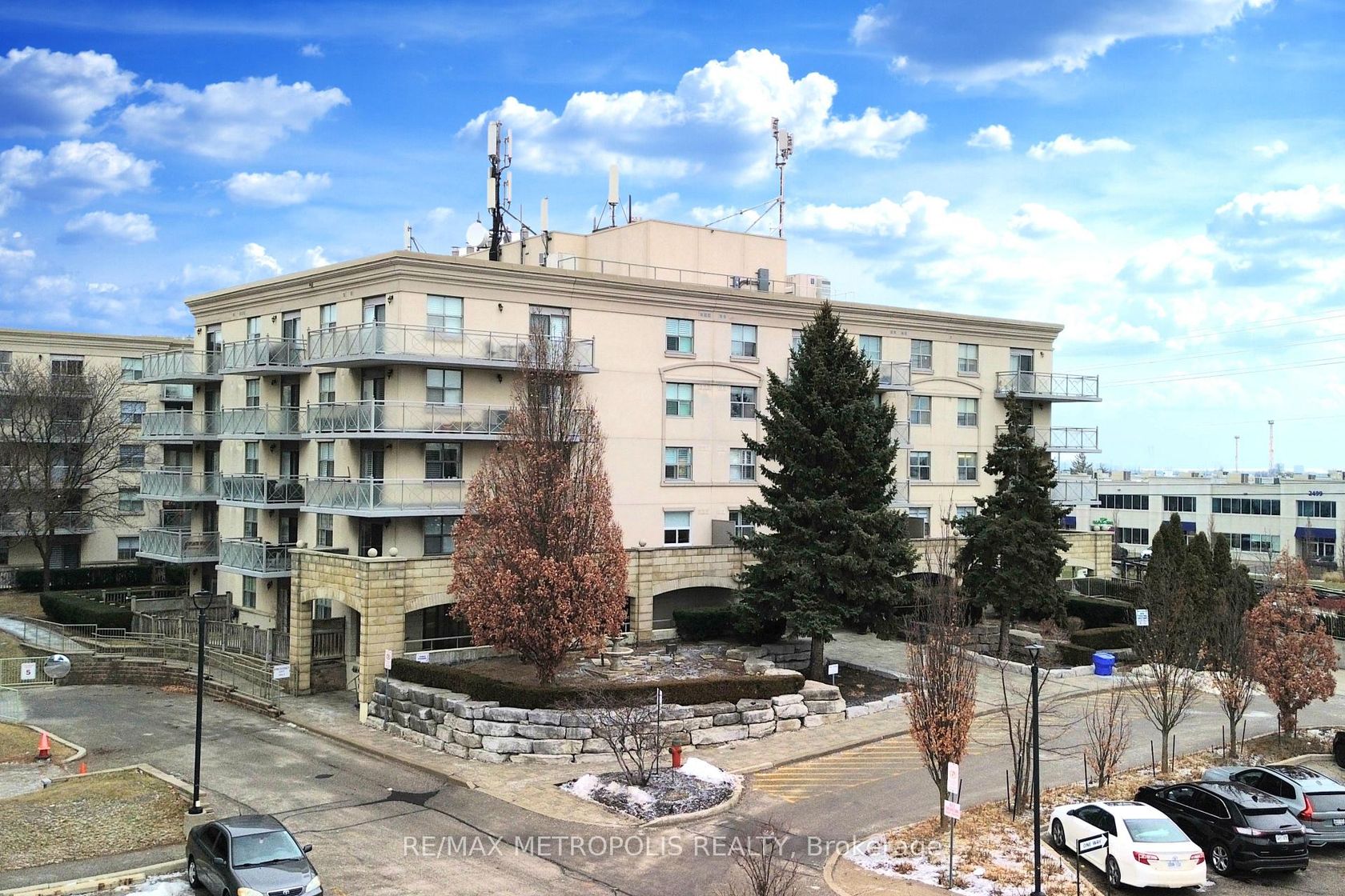 216 - 2500 Rutherford Road, Maple, Vaughan photo number 2