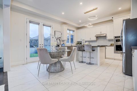 Photo 14 at 16 Botelho Circle, Bayview Southeast, Aurora