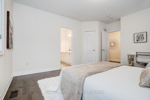 Photo 35 at 16 Botelho Circle, Bayview Southeast, Aurora