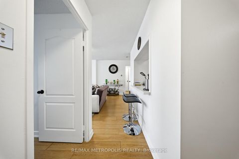 Photo 11 at 1501 - 11 Townsgate Drive, Yorkhill, Vaughan