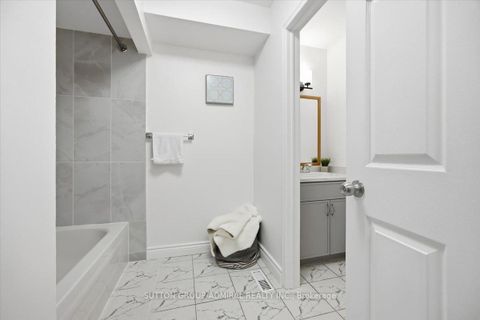 Photo 8 at 137 Chelwood Drive, Brownridge, Vaughan