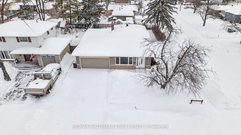 Photo 4 at 15 Curtiss Court, Grove East, Barrie