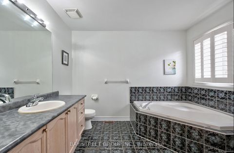 Photo 24 at 43 English Oak Drive, Oak Ridges Lake Wilcox, Richmond Hill