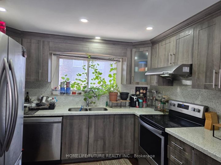 Photo 2 at 37 - 4 Darras Court, Southgate, Brampton