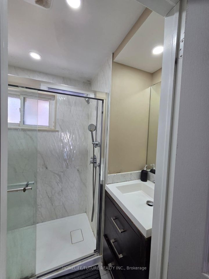 Photo 7 at 37 - 4 Darras Court, Southgate, Brampton