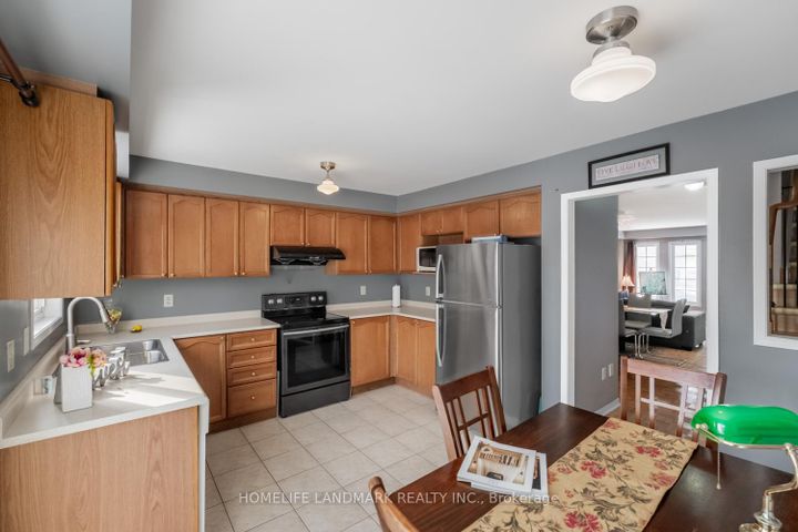 Photo 8 at 28 - 4950 Albina Way, Hurontario, Mississauga