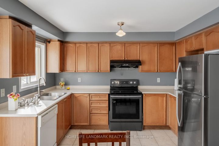 Photo 9 at 28 - 4950 Albina Way, Hurontario, Mississauga