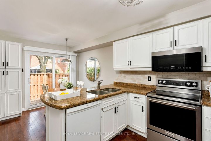 Photo 18 at 7 - 2006 Glenada Crescent, WC Wedgewood Creek, Oakville