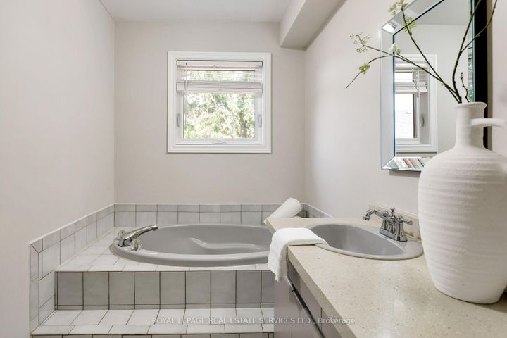 Photo 29 at 7 - 2006 Glenada Crescent, WC Wedgewood Creek, Oakville