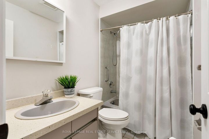 Photo 32 at 7 - 2006 Glenada Crescent, WC Wedgewood Creek, Oakville