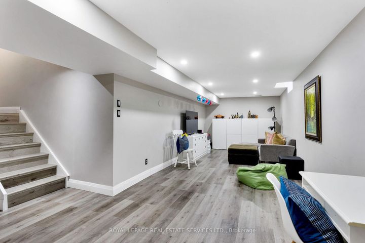 Photo 37 at 7 - 2006 Glenada Crescent, WC Wedgewood Creek, Oakville