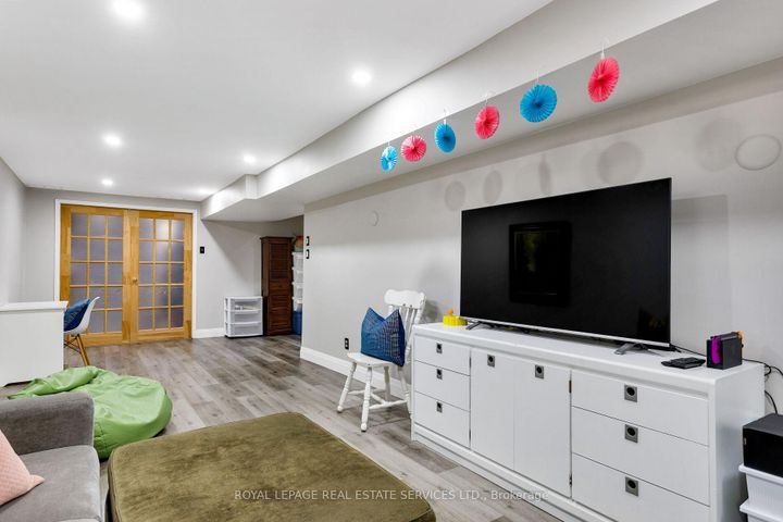 Photo 40 at 7 - 2006 Glenada Crescent, WC Wedgewood Creek, Oakville