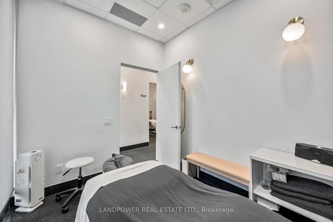 Photo 6 at 220-221 - 15 Wellesley Street W, Bay Street Corridor, Toronto