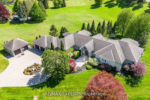 Photo 2 at 8 Alm Court, Aurora Estates, Aurora