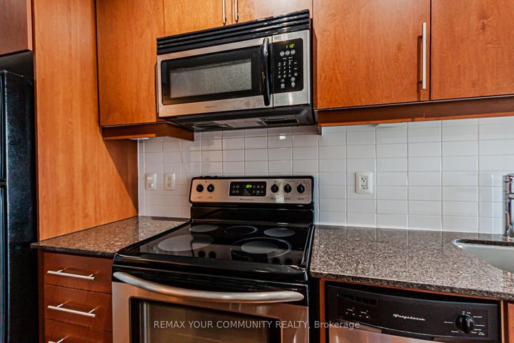 Photo 12 at 913 - 2885 Bayview Avenue, Bayview Village, Toronto