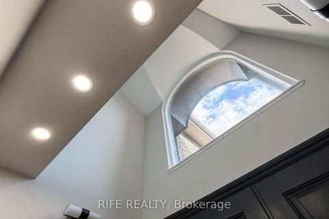 Photo 2 at 8 Elliotwood Court, Windfields, Toronto