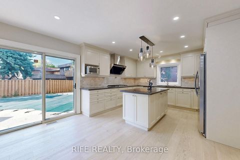 Photo 3 at 8 Elliotwood Court, Windfields, Toronto