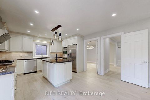 Photo 5 at 8 Elliotwood Court, Windfields, Toronto