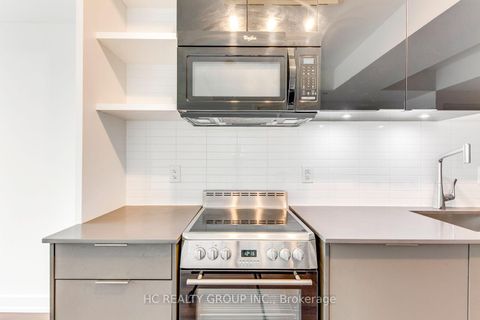 Photo 10 at 302 - 6 Parkwood Avenue, Casa Loma, Toronto