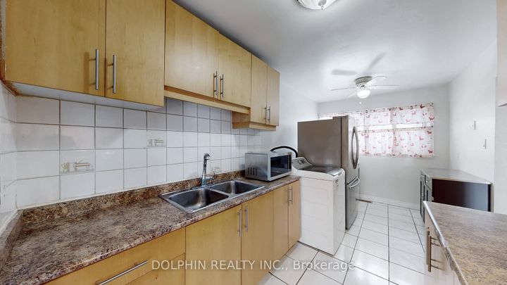 Photo 8 at 15 - 15 Fleetwood Crescent, Southgate, Brampton