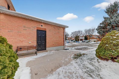 Photo 4 at 1 Arisaig Drive, Maple, Vaughan