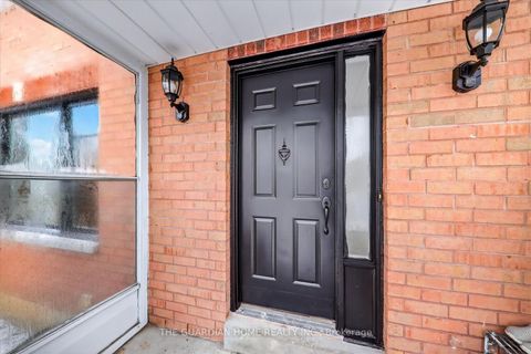 Photo 7 at 1 Arisaig Drive, Maple, Vaughan