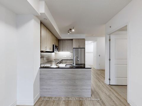 Photo 10 at 301 - 9618 Yonge Street, North Richvale, Richmond Hill