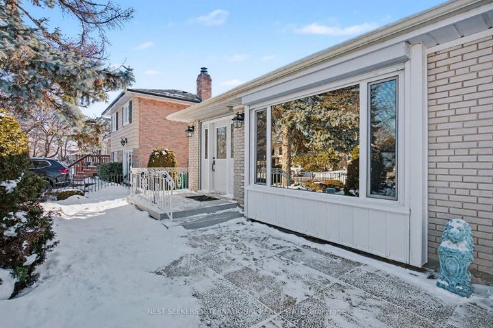 Photo 3 at 2765 Bushland Crescent, Clarkson, Mississauga