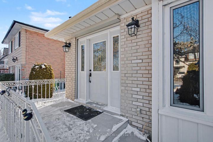 Photo 4 at 2765 Bushland Crescent, Clarkson, Mississauga