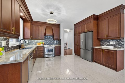 Photo 12 at 27 Acqua Drive, Vellore Village, Vaughan