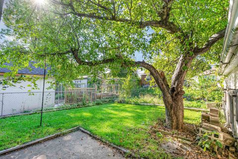 Photo 1 at 28 Lynvalley Crescent, Maryvale, Toronto