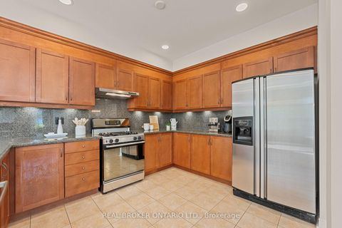 Photo 10 at 58 Calera Crescent, Sonoma Heights, Vaughan