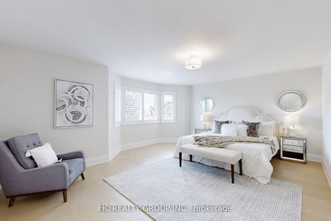 Photo 11 at 47 Medoc Place, Patterson, Vaughan