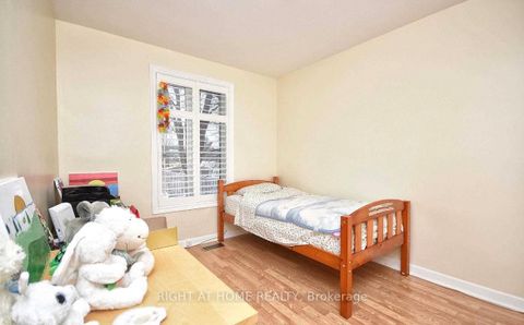 Photo 10 at 513 Lynett Crescent, Crosby, Richmond Hill