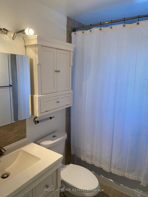 Photo 13 at 513 Lynett Crescent, Crosby, Richmond Hill