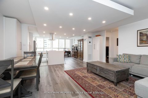 Photo 1 at 903 - 633 Bay Street, Bay Street Corridor, Toronto