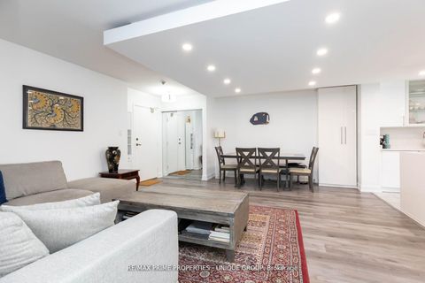 Photo 3 at 903 - 633 Bay Street, Bay Street Corridor, Toronto