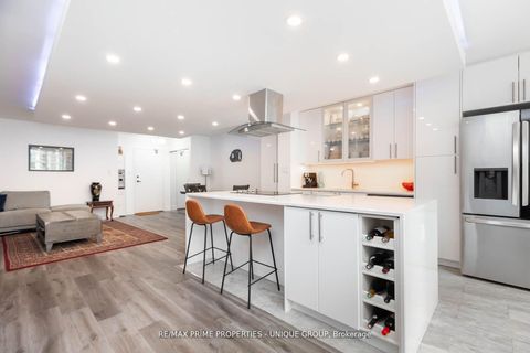 Photo 4 at 903 - 633 Bay Street, Bay Street Corridor, Toronto