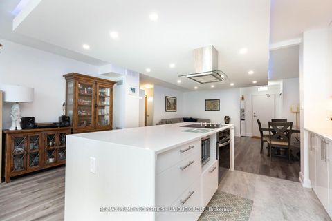 Photo 5 at 903 - 633 Bay Street, Bay Street Corridor, Toronto